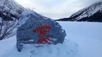 Tatry: Turyści pomalowali głaz nad Morskim Okiem. "To jest przykre"