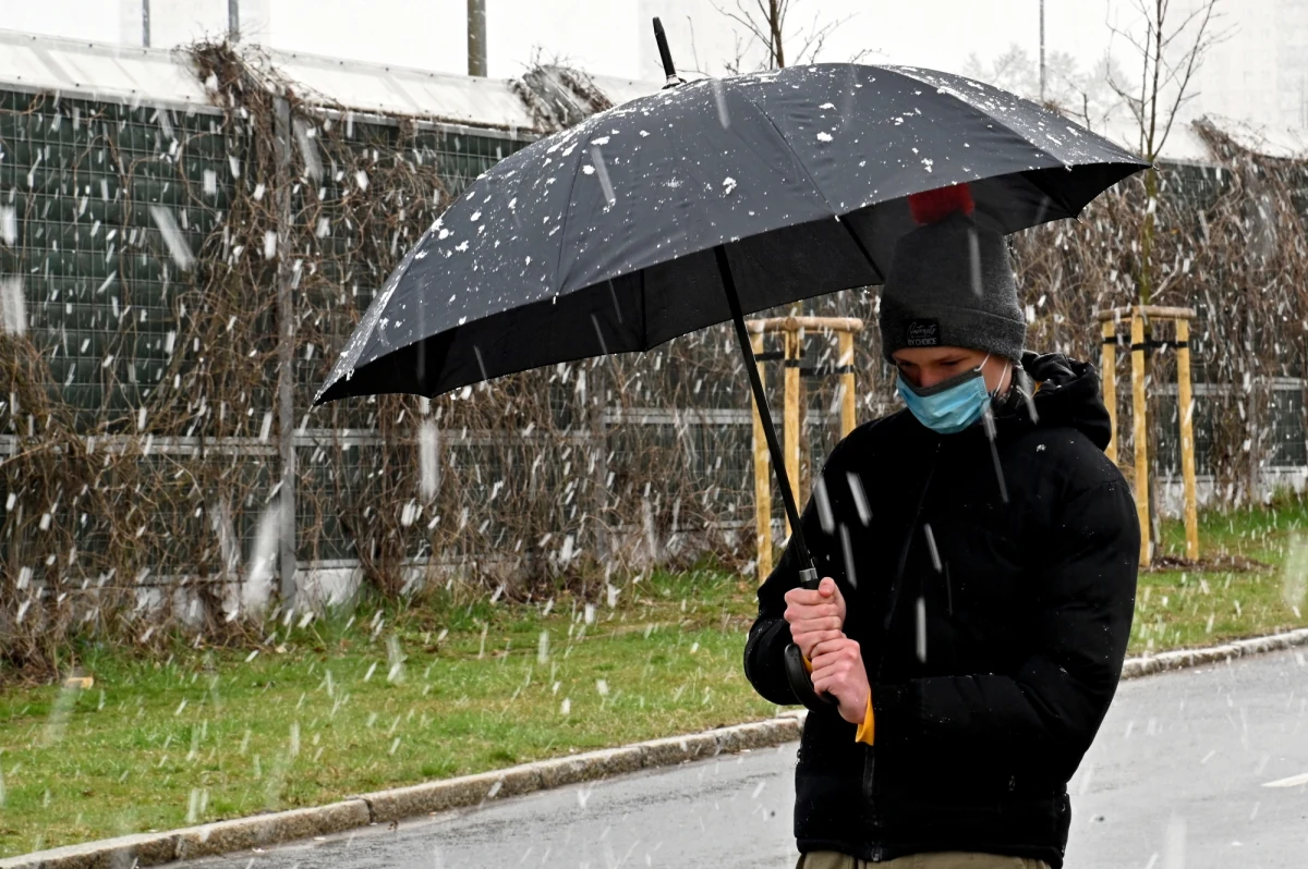 Poniedziałek będzie pochmurny w całej Polsce. Należy spodziewać się opadów śniegu, deszczu ze śniegiem i deszczu - informuje IMGW.