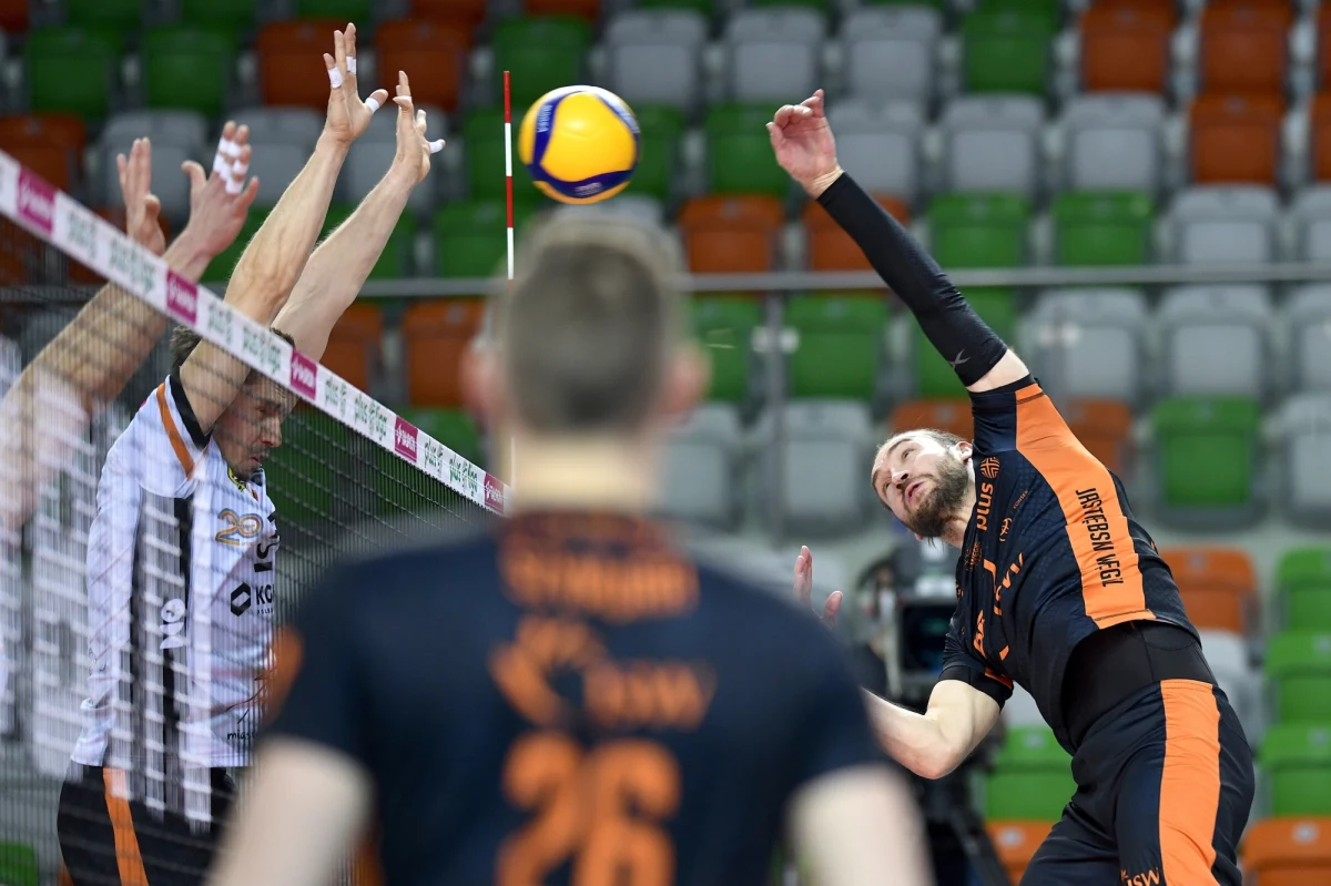 To będzie rewolucja w systemie szkolenia polskiej siatkówki. Akademia Talentów Jastrzębskiego Węgla stała się pierwszym  w Polsce Centralnym Akademickim Ośrodkiem Siatkarskim. Umowę w tej sprawie klub podpisał z PZPSem. Ponadto zostało popisanych kilka umów z gminami, klubami sportowymi oraz z wyższymi uczelniami, w tym z AWF-em Katowice. Jastrzębski Węgiel będzie mógł teraz wychowywać siatkarzy od pierwszej klasy szkoły podstawowej, aż do ukończenia studiów. O pierwszym w Polsce Centralnym Akademickim Ośrodku Siatkarskim z Adamem Gorolem prezesem Jastrzębskiego Węgla rozmawiał Wojciech Marczyk z redakcji sportowej RMF FM.