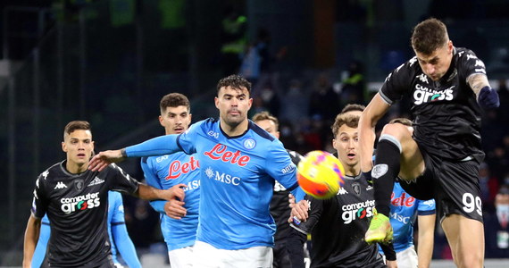 Piotr Zieliński już w 22. minucie opuścił boisko z powodu problemów z oddychaniem. Włoskie media informują, że piłkarz Napoli przeszedł badania w szpitalu. Jego zespół przegrał u siebie z Empoli 0:1. W zwycięskiej ekipie do 79. minuty grał Szymon Żurkowski.