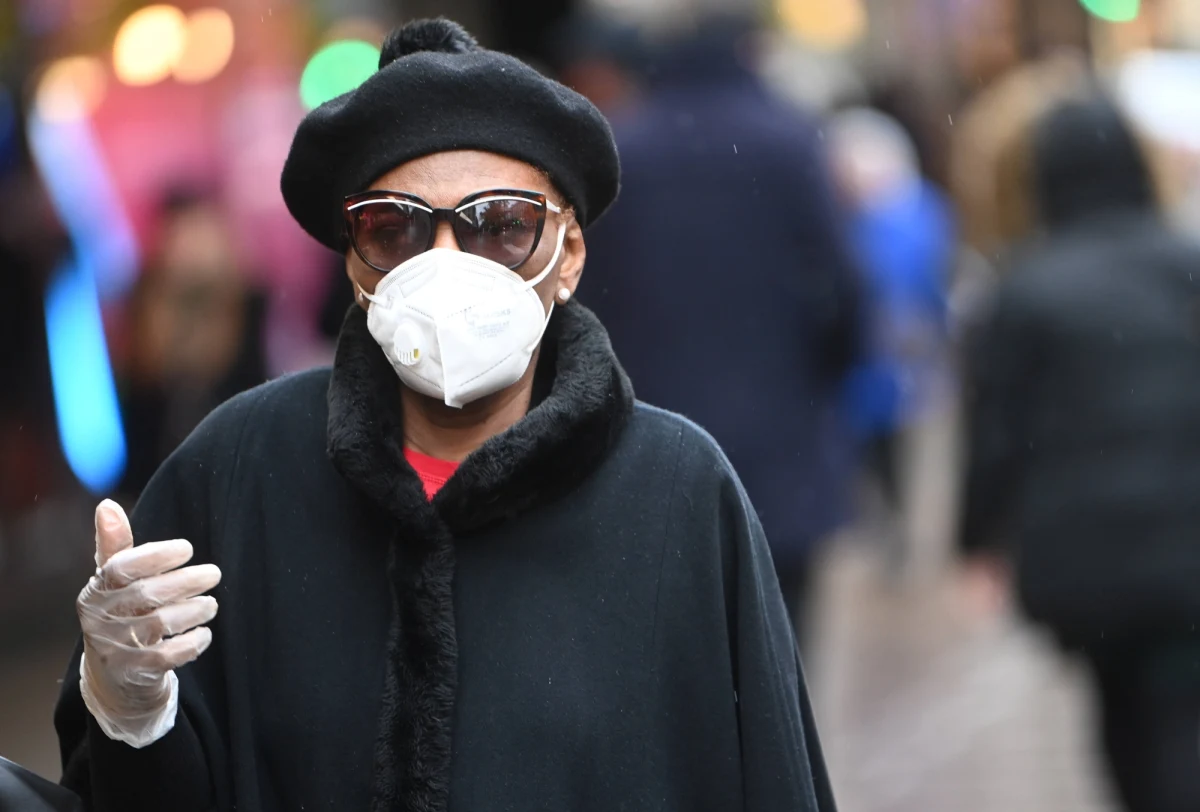 W związku z rozprzestrzenianiem się wariantu Omikron poziom zagrożenia koronawirusem w Wielkiej Brytanii został podniesiony do czwartego w pięciostopniowej skali - poinformowano w niedzielę.