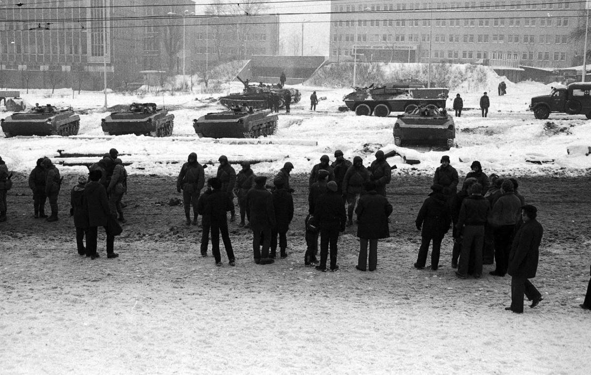 40 lat temu, w nocy z 12 na 13 grudnia 1981 r., wprowadzono stan wojenny. Władzę w Polsce przejęła junta wojskowa pod przywództwem gen. Wojciecha Jaruzelskiego. Celem reżimu komunistycznego było zniszczenie wielomilionowego ruchu "Solidarności". Wojskowy zamach stanu kosztował życie co najmniej kilkudziesięciu Polaków. Przez cały dzień usłyszycie specjalne wydania Faktów RMF FM realizowane na żywo z miejsc najważniejszych wydarzeń związanych z rocznicą.