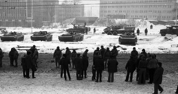 40 lat temu, w nocy z 12 na 13 grudnia 1981 r., wprowadzono stan wojenny. Władzę w Polsce przejęła junta wojskowa pod przywództwem gen. Wojciecha Jaruzelskiego. Celem reżimu komunistycznego było zniszczenie wielomilionowego ruchu "Solidarności". Wojskowy zamach stanu kosztował życie co najmniej kilkudziesięciu Polaków. Przez cały dzień usłyszycie specjalne wydania Faktów RMF FM realizowane na żywo z miejsc najważniejszych wydarzeń związanych z rocznicą.