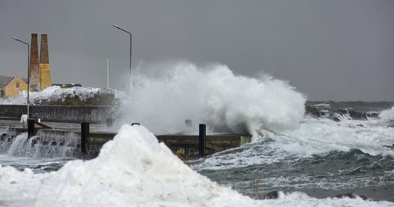 Na pokładzie frachtowca, który przewrócił się do góry dnem w cieśninie między Bornholmem a szwedzkim miastem Ystad, było dwóch Duńczyków - potwierdził właściciel statku. Znaleziono ciało jednego z poszukiwanych mężczyzn. trwają poszukiwania drugiego. Prokuratura wszczęła dochodzenie.