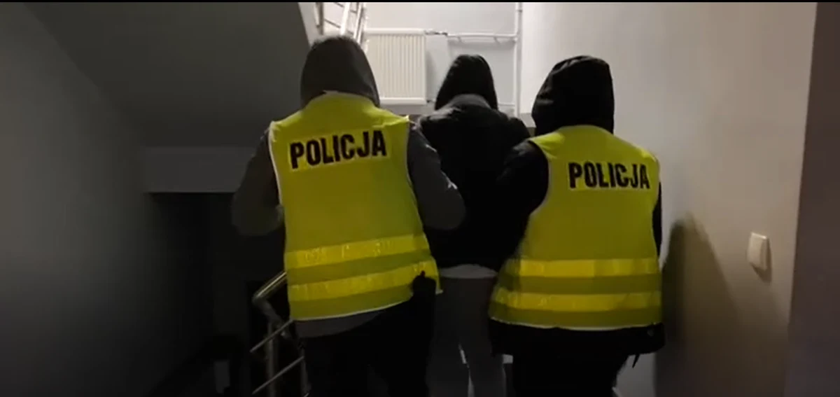 30-letnia kobieta, która w sobotę podczas kontroli drogowej potrąciła policjanta i uciekła, jest już w rękach policji. Jak zaznaczają funkcjonariusze, 
była już wcześniej poszukiwana przez wymiar sprawiedliwości. 