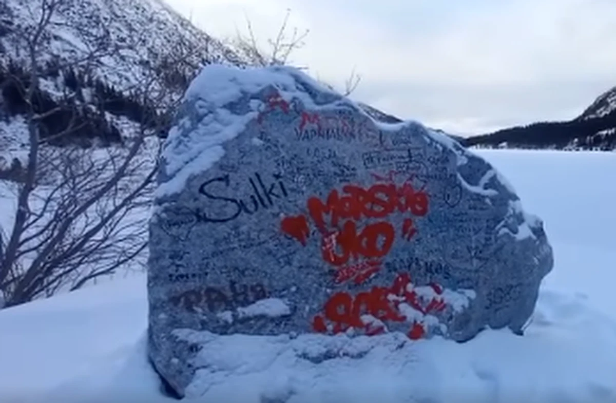 Turyści coraz częściej traktują Tatry jak tablicę pamiątkową czy słup ogłoszeniowy. Leśniczy Tatrzańskiego Parku Narodowego pokazał w mediach społecznościowych, jak wandale pobazgrali kamień nad Morskim Okiem.