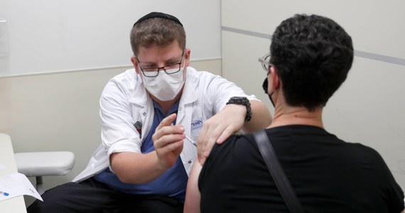 Doradcy ministerstwa zdrowia Izraela zarekomendowali wstrzymanie decyzji o podawaniu czwartej dawki szczepionki przeciwko Covid-19, wydłużenie okresu rekonwalescencji po zakażeniu Omikronem oraz wezwali do nieskracania okresu oddzielającego przyjęcie drugiej i trzeciej dawki preparatu - poinformował w poniedziałek serwis "Times of Israel".