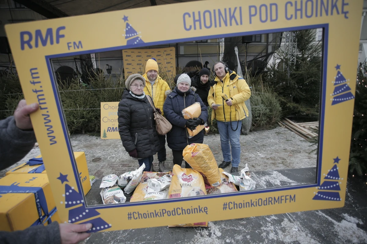 Dzisiaj rozpoczęła się nasza słynna przedświąteczna akcja - "Choinki pod choinkę"! Nasz choinkowy konwój odwiedził dziś dwa miasta - Zamość i Chełm. W każdym z nich rozdaliśmy Wam po 500 pięknych choinek. W Zamościu choinki rozdaliśmy Wam w zaledwie godzinę! Na naszych słuchaczy czekały też inne atrakcje.