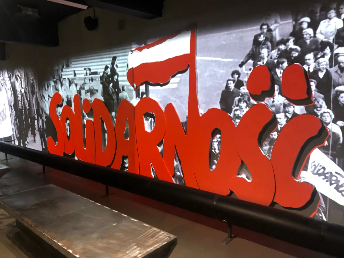 Dynamiczna, multimedialna, budząca emocje - tak można w kilku słowach opisać nową wystawę stałą w rozbudowanym Śląskim Centrum Wolności i Solidarności przy kopalni Wujek w Katowicach. Zostanie ona oficjalnie otwarta 16 grudnia, w 40. rocznicę pacyfikacji kopalni. Wystawa znajduje się na ponad 1100 metrach kwadratowych powierzchni, na trzech poziomach budynku ŚCWiS.