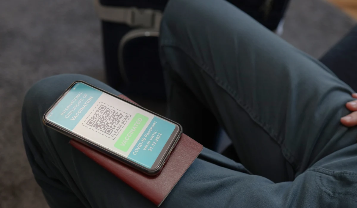 We wtorek pojawi się nowe rozporządzenie epidemiczne dotyczące sposobu weryfikacji certyfikatów covidowych przez przedsiębiorców - powiedział w poniedziałek rzecznik MZ Wojciech Andrusiewicz. Od 15 grudnia obowiązują zaostrzone limity osób m. in. w restauracjach i hotelach, zmniejszone do 30 proc.