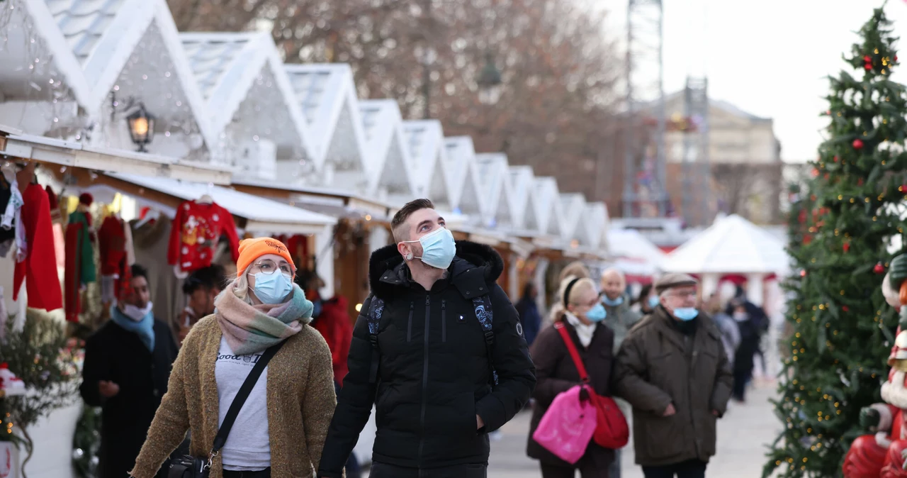 Jarmark świąteczny w Paryżu. We Francji każdego dnia wykrywano średnio 48 tys. nowych infekcji