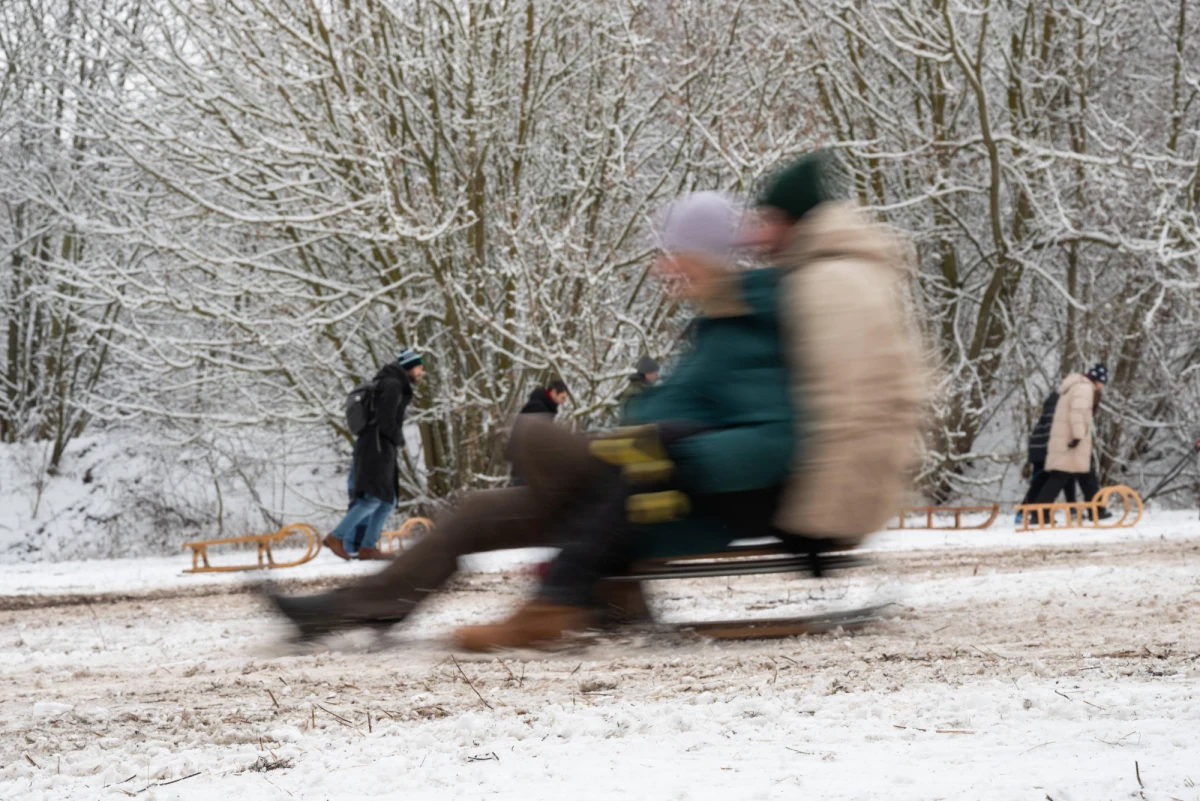 Ośmioletni chłopiec stracił kciuk podczas wypadku kuligu na leśnej drodze w okolicach Młynar (woj. warmińsko-mazurskie). Według policji ciągnięte za samochodem sanki z trójką dzieci wywróciły się po uderzeniu w zlodowaciałą bryłę śniegu.