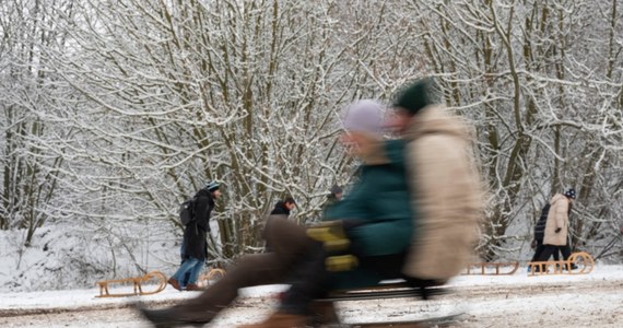 Ośmioletni chłopiec stracił kciuk podczas wypadku kuligu na leśnej drodze w okolicach Młynar (woj. warmińsko-mazurskie). Według policji ciągnięte za samochodem sanki z trójką dzieci wywróciły się po uderzeniu w zlodowaciałą bryłę śniegu.