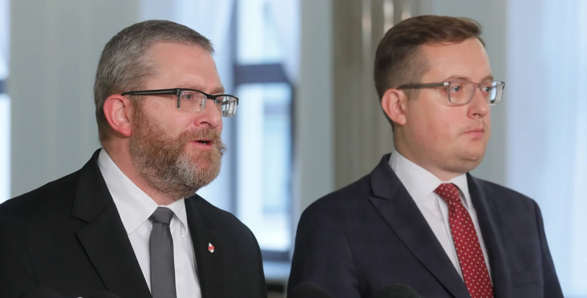 Posłowie Konfederacji Robert Winnicki i Grzegorz Braun podczas interwencji poselskiej w Ministerstwie Zdrowia zachowali się skandalicznie i jeszcze dziś do marszałek Sejmu skierowane zostanie pismo w sprawie ich zachowania - poinformował rzecznik resortu Wojciech Andrusiewicz. Na konferencji prasowej Andrusiewicz powiedział, że rano w resorcie zdrowia miała miejsce interwencja poselska posłów Winnickiego i Brauna.