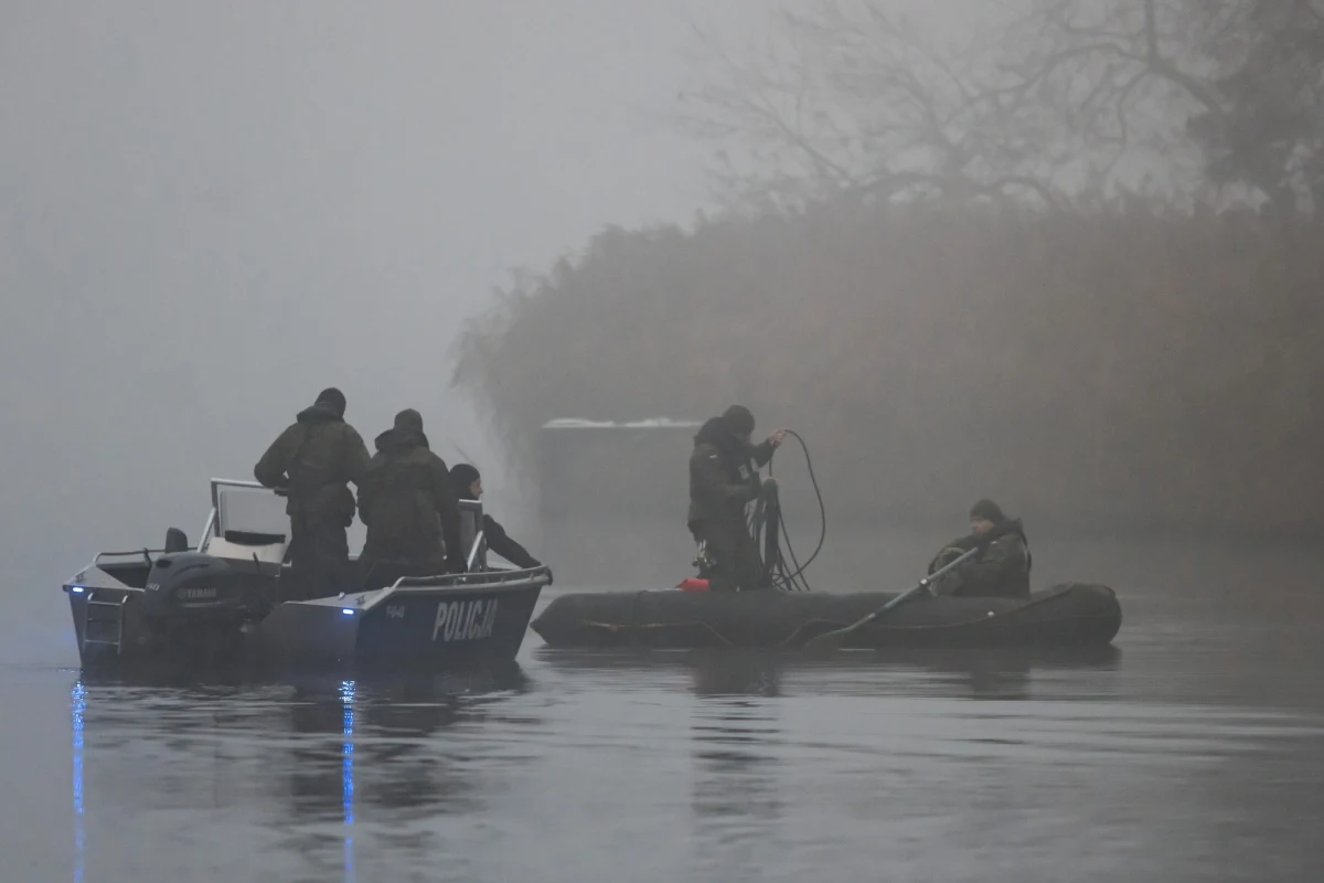 Akcja saperów nad jeziorem Kierskim w Chybach w woj. wielkopolskim. Z dna zbiornika wydobyli niemiecką bombę lotniczą z okresu II wojny światowej.