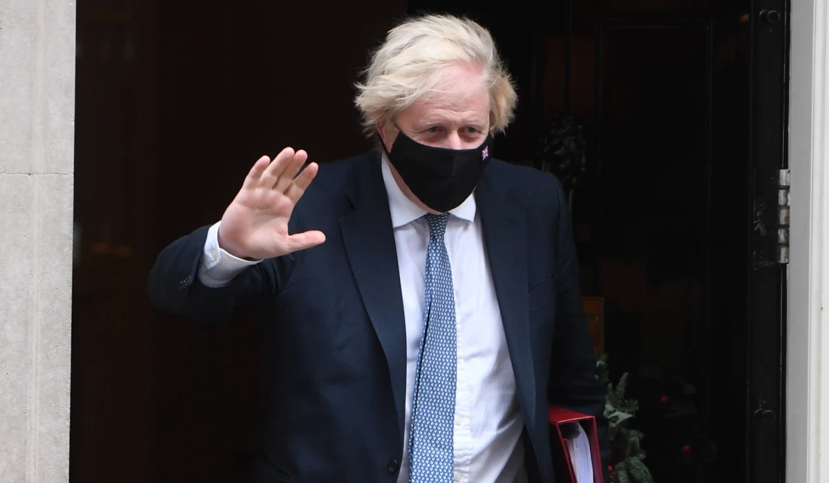 Od dziś brytyjscy pracodawcy powinni pozwalać ludziom pracować z domu, jeśli to możliwe - to nowe zlecenie rządu Wielkiej Brytanii w obliczu rosnącej liczby zakażeń Omikronem. Premier Boris Johnson mówi wprost o sytuacji wyjątkowej i nadchodzącej fali wariantu Omikron.