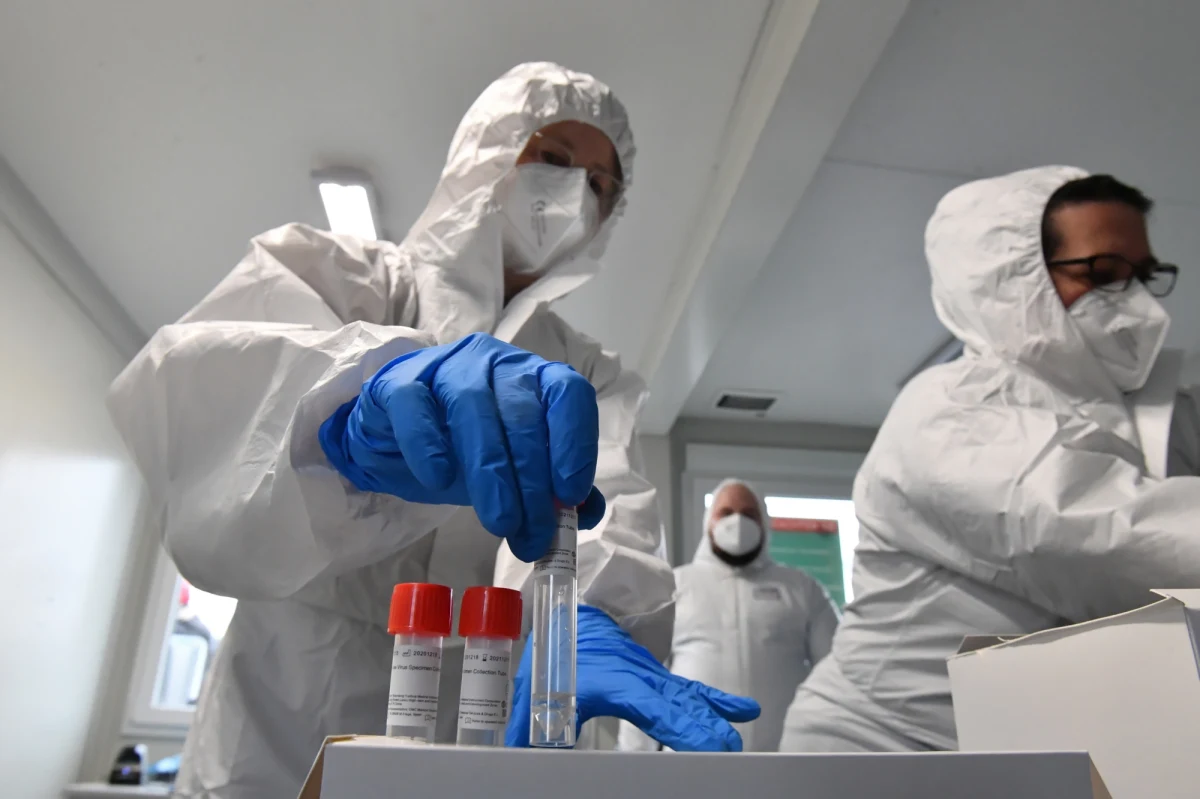 UE opracowała raport o stanie zdrowia w Polsce. Jego wyniki są fatalne - donosi nasza korespondentka w Brukseli. Z powodu ogromnej śmiertelności w związku z pandemią koronawirusa gwałtownie spadła długość życia Polaków. To jeden z najgorszych wyników w UE - wynika z dokumentu. 