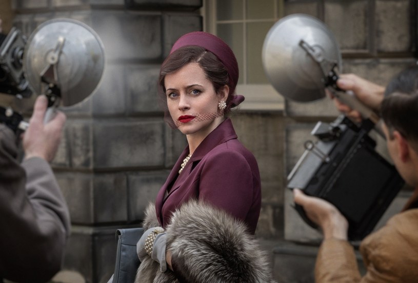 Claire Foy, odtwórczyni roli królowej Elżbiety II w dwóch pierwszych sezonach "The Crown", po raz kolejny wystąpiła w serialu, w którym wcieliła się w prawdziwą postać. Tym razem zagrała u boku Paula Bettany'ego w drugim sezonie produkcji "Skandal w angielskim stylu", w którym przypadła jej w udziale rola księżnej Argyll, Margaret Campbell.