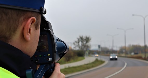Prezydent Andrzej Duda podpisał nowelizację Prawa o ruchu drogowym zaostrzającą kary dla sprawców wykroczeń drogowych. Regulacja m.in. podwyższa maksymalna wysokość grzywny z 5 do 30 tys. zł - poinformowała Kancelaria Prezydenta RP. 