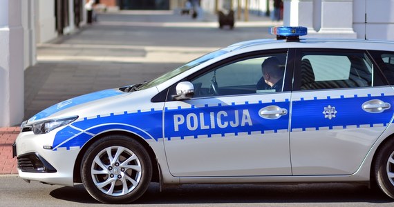 Policja poszukuje nożownika, który zaatakował młodego mężczyznę w pobliżu sklepu spożywczego w warszawskim Ursusie. Sprawca uciekł samochodem BMW.