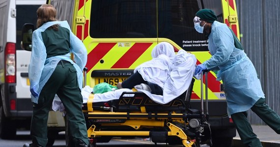 Zmarł co najmniej jeden pacjent w Wielkiej Brytanii zakażony wariantem Omikron koronawirusa - poinformował brytyjski premier Boris Johnson. 