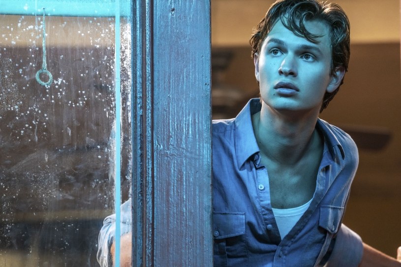 Ansel Elgort to jeden z najbardziej znanych członków obsady musicalu "West Side Story" Stevena Spielberga. Film w pierwszy weekend wyświetlania w kinach wypadł grubo poniżej oczekiwań, jeśli chodzi o zyski. Wielu wskazuje na to, że wpływ na to może mieć właśnie odtwórca roli Tony'ego. A ściślej fakt, że przed rokiem został oskarżony o molestowanie 17-letniej dziewczyny.