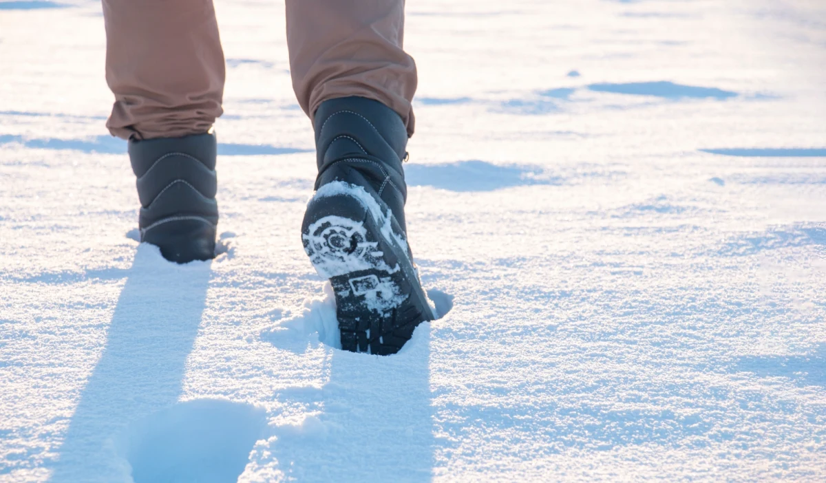 Policjanci z Kluczborka zatrzymali 38-latka podejrzanego o kradzież z włamaniem. Do sprawcy śledczych doprowadziły ślady zostawione przez niego na śniegu - poinformowała KW Policji w Opolu.