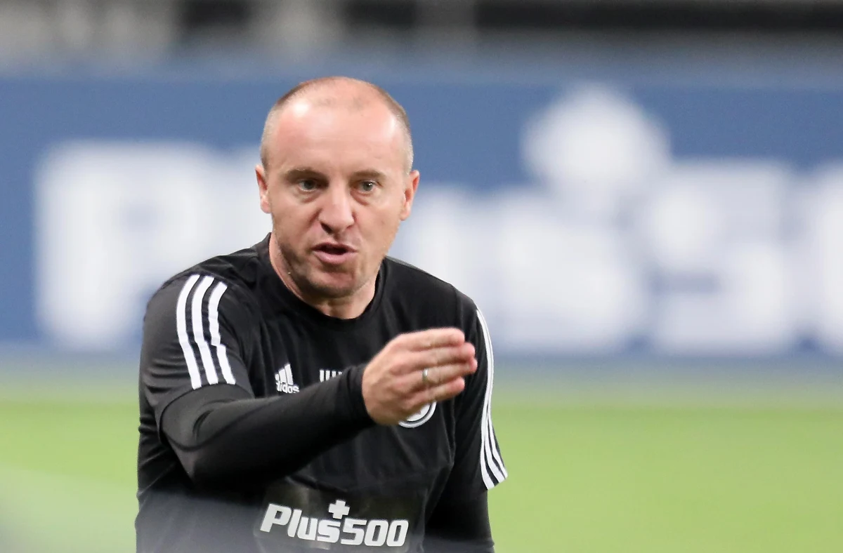Aleksandar Vuković do końca sezonu będzie trenerem piłkarzy Legii Warszawa - poinformował stołeczny klub. Zastąpi Marka Gołębiewskiego, który wczoraj porażce z Wisłą Płock podał się do dymisji.