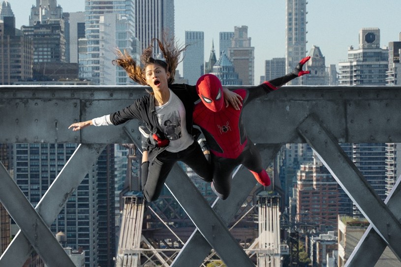 "Spider-Man: Bez drogi do domu" to filmowa opowieść o tym, jak bardzo bycie super bohaterem przeszkadza w codziennym życiu nastolatka. Peter Parker nie jest już anonimowy i będzie starał się sobie z tym poradzić przy pomocy ekscentrycznego Doktora Strange'a. To już trzecia część, w której główną rolę człowieka – pająka gra Tom Holland. Poprzednie dwie z jego udziałem zarobiły ponad dwa miliardy dolarów!