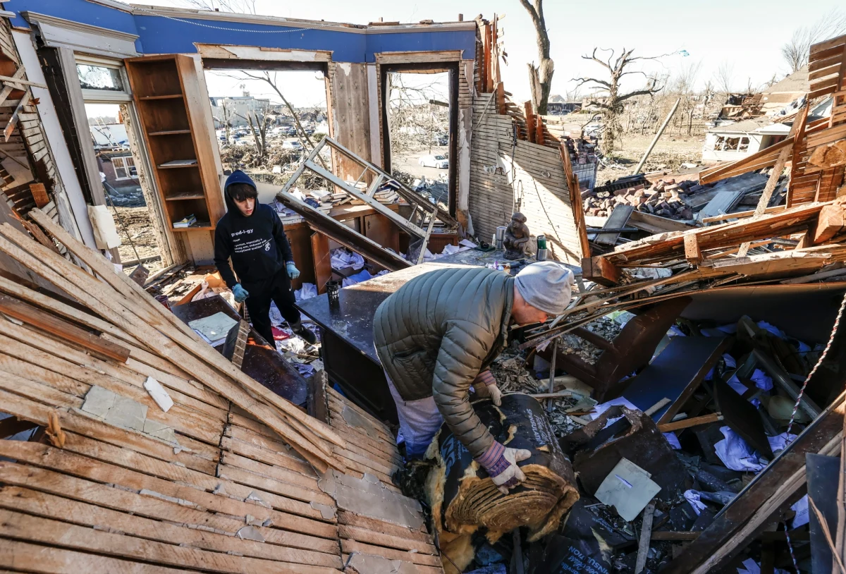 Do poniedziałku potwierdzono śmierć 64 osób w wyniku przejścia tornad przez Kentucky, ale wciąż nie zlokalizowano 105 osób - poinformował gubernator stanu Andy Beshear. W środę miejsca poszkodowane przez kataklizm odwiedzi prezydent USA Joe Biden.