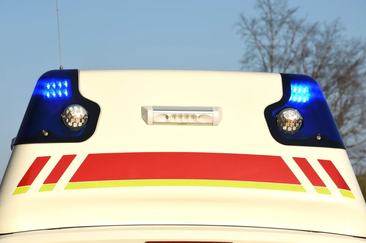 W Kitzbuehel, w Tyrolu na zachodzie Austrii, kierowca autobusu celowo staranował karetkę pogotowia, po czym zaatakował nożem 46-letniego sanitariusza. Zdarzenie miało miejsce w rano – informuje portal Puls24.