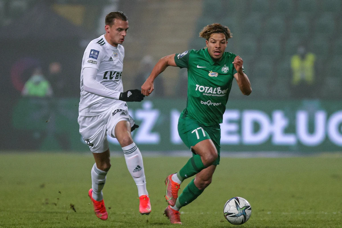 Dopiero w 18. kolejce piłkarze Warty Poznań zanotowali pierwsze w tym sezonie zwycięstwo jako gospodarze. Po raz ostatni w Grodzisku Wielkopolskim triumfowali 25 kwietnia, kiedy to pokonali Jagiellonię Białystok 2:0. Dzięki wygranej poznaniacy opuścili strefę spadkową.