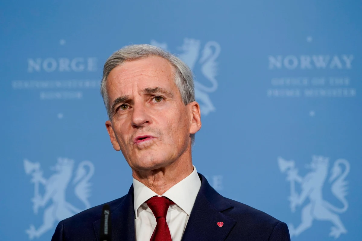 Premier Norwegii Jonas Gahr Store ogłosił m.in. zakaz sprzedaży alkoholu w lokalach gastronomicznych, a także skierował wojsko do pomocy przy szczepieniach przeciw Covid-19. W kraju fiordów najszybciej w Europie rośnie liczba zakażeń koronawirusem.
