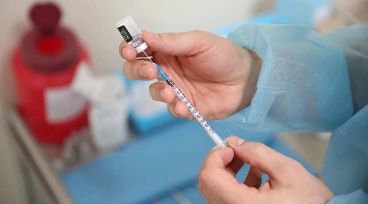 Ponad 2,5 miliona dzieci w wieku od 5 do 11 lat pojutrze będzie mogło otrzymać szczepionkę przeciw Covid-19. Dzisiaj ruszają zapisy na szczepienia. W Faktach RMF FM i na naszych stronach odpowiadamy na najczęstsze pytania związane ze szczepieniami dzieci. Poprosiliśmy o pomoc eksperta - prof. Ernesta Kuchara, który jest pediatrą i wakcynologiem z Warszawskiego Uniwersytetu Medycznego. 