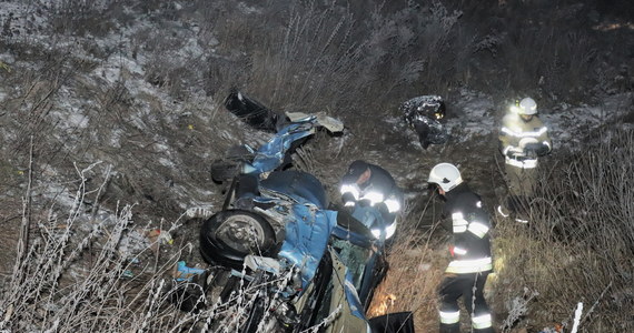 Do tragicznego wypadku doszło na niestrzeżonym przejeździe kolejowym w miejscowości Many koło Tarczyna. Pociąg towarowy zderzył się z samochodem osobowym. Nie żyją dwie osoby: 2-letnie dziecko oraz jego matka, która była w ciąży. 