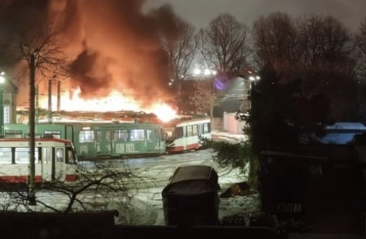 Przez ponad godzinę strażacy walczyli z pożarem w zajezdni Nowy Port w Gdańsku. Ogień pojawił się przed północą. 