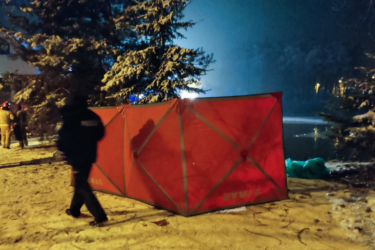 Ratowali psa, który pobiegł za kaczkami – wiemy więcej o okolicznościach tragedii w Wolbromiu w Małopolsce. W poniedziałek po południu w stawie utonęło trzech młodych mężczyzn. Uratował się ich kolega, który o własnych siłach zdołał wydostać się spod lodu.