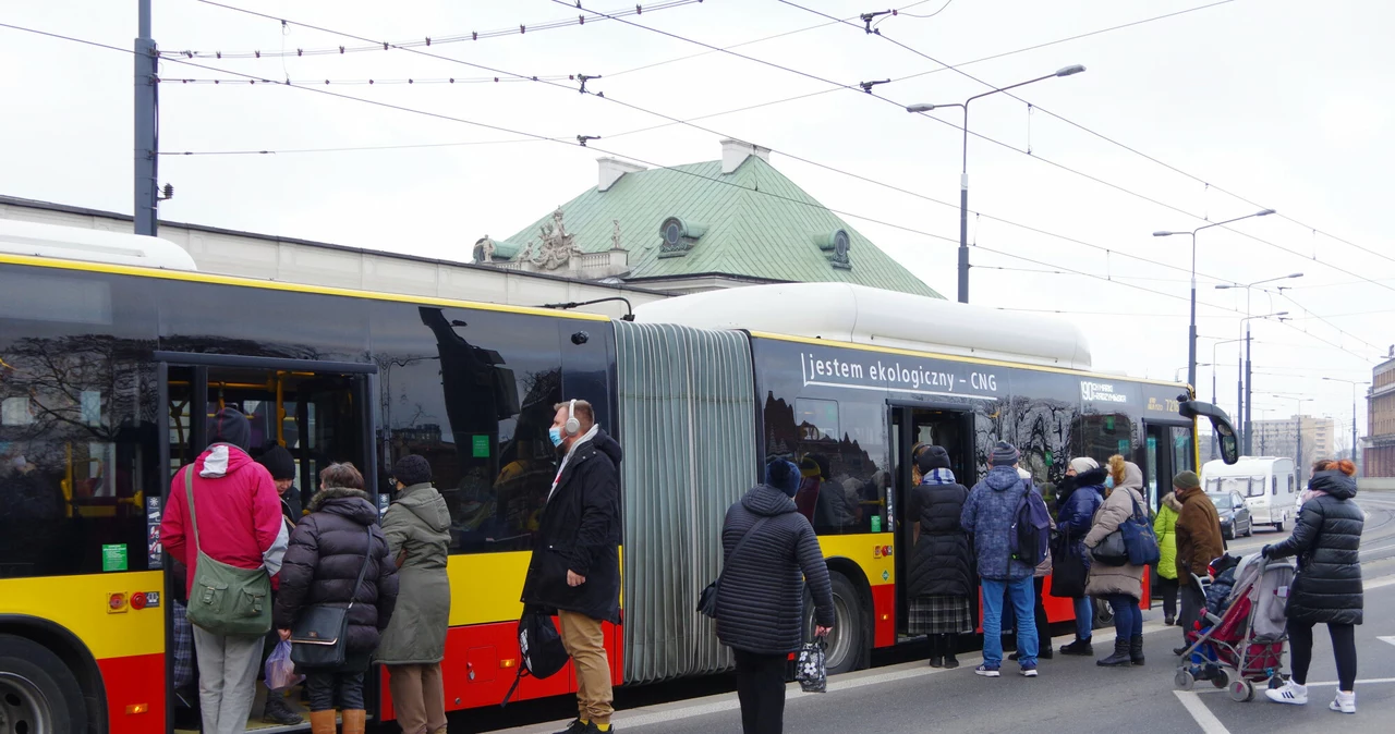 Pasażerowie warszawskiej komunikacji miejskiej