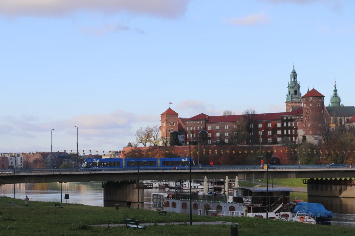 Do północy w Krakowie obowiązuje pierwszy stopień zagrożenia zanieczyszczeniem powietrza – poinformowało Centrum Zarządzania Kryzysowego. Z powodu smogu w mieście wprowadzono we wtorek bezpłatną komunikację.