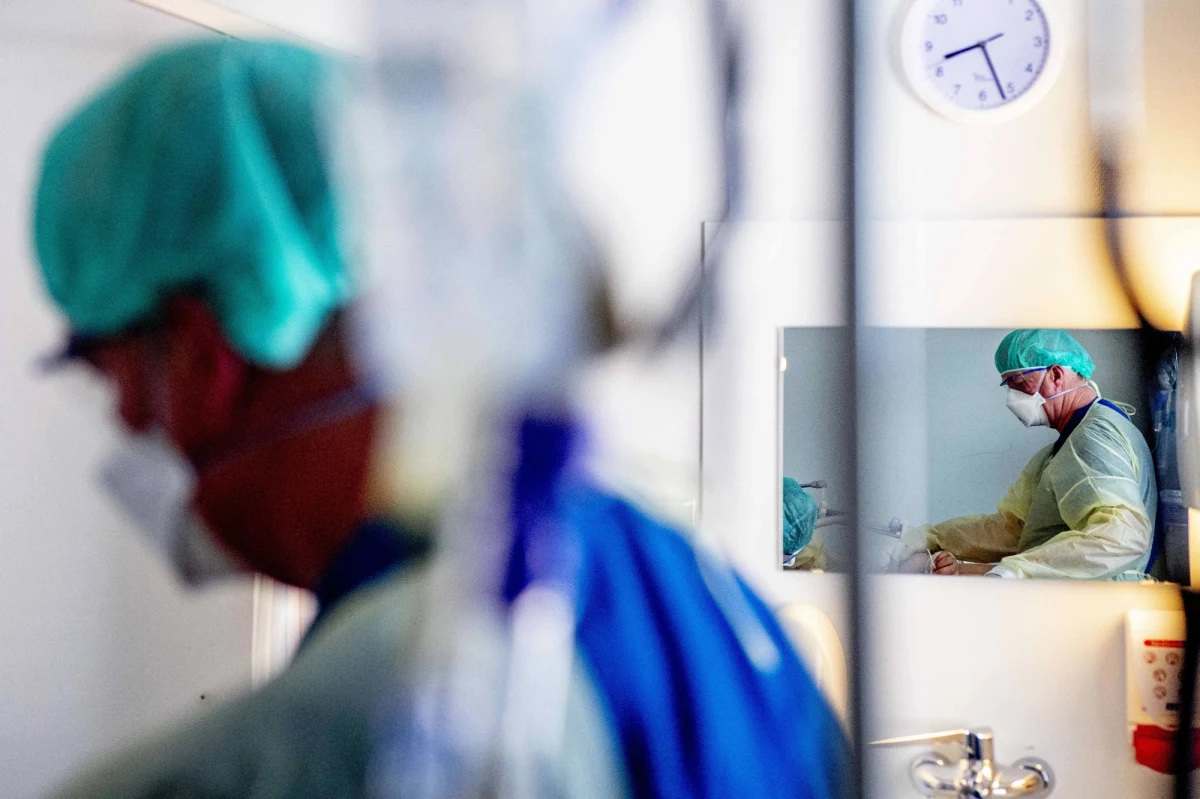 Autorzy artykułu opublikowanego na początku grudnia w piśmie "Communications Biology" dokonali jego korekty - obecnie nie ma tam stwierdzeń, iż amantadyna jest obiecującym lekiem na Covid-19. Np. zamiast zdania "proponujemy użycie amantadyny jako nowatorskiego i skutecznego sposobu leczenia Covid-19" pojawiło się sformułowanie "proponujemy dalsze badanie".