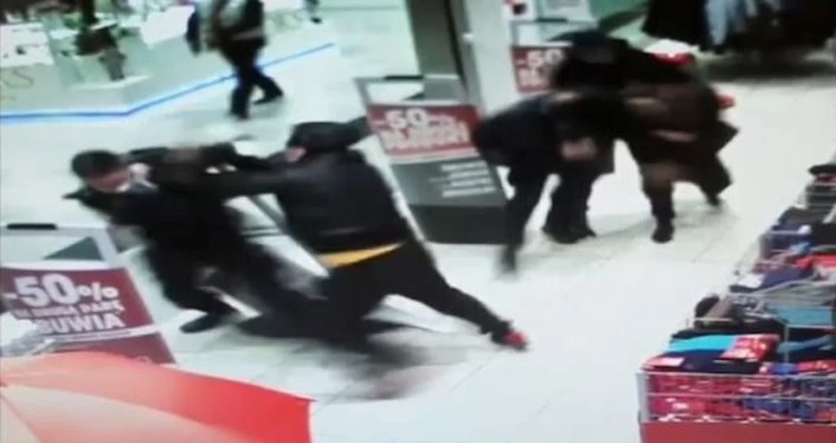 Dozór policyjny i poręczenie majątkowe w wysokości 7 tysięcy złotych dla 32-latka, który w sobotę zaatakował policjanta w galerii handlowej w Zamościu na Lubelszczyźnie. Zaczęło się od zwrócenia uwagi za brak maseczki. Policjant użył gazu i paralizatora wobec mężczyzny oraz jego o rok młodszej siostry. 