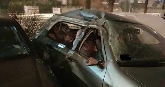 Sceny niczym z filmu akcji - tak policja w Bełchatowie opisuje wydarzenia, które rozegrały się na jednej z ulic miasta. Funkcjonariusze zatrzymali kompletnie pijanego 40-latka, który swoją jazdę zakończył uderzając w drzewo i zaparkowane samochody. Świadkowie mówili, że pijany "leciał autem w powietrzu". 