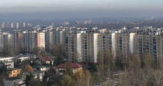 Smog kolejny dzień dokucza mieszkańcom województwa śląskiego. W regionie obowiązuje ostrzeżenie służb środowiskowych o ryzyku przekroczenia poziomu alarmowego pyłu PM10. 
