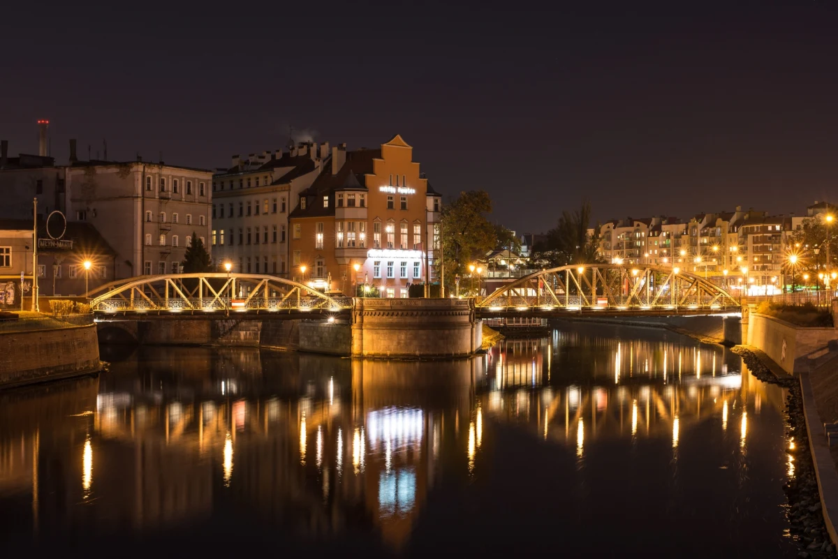 Do jutra we Wrocławiu szukają latarnika. A dokładniej miasto czeka na zgłoszenia firm, które chcą zająć się oświetleniem gazowym na Ostrowie Tumskim w przyszłym roku. Wykonawca będzie zatrudniać latarnika, który w charakterystycznym stroju, ręcznie zapala i gasi gazowe latarnie. 
