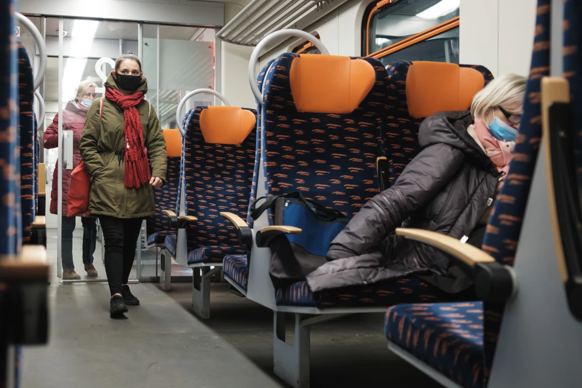 Od jutra nie będzie zapowiadanych limitów pasażerów w komunikacji zbiorowej. Rząd wycofuje się z tego ograniczenia, które miało zakładać 75 procent zajętych miejsc w pociągach, autobusach komunikacji miejskiej czy tramwajach.