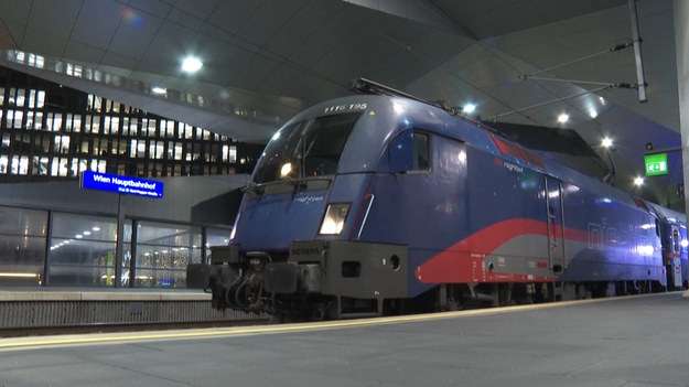 Nocny pociąg wrócił na trasę Paryż-Wiedeń. Pomimo czwartej fali Covid-19, nocne pociągi powracają, oferując przyjazną dla środowiska alternatywę dla podróży lotniczych, dotowaną przez rząd francuski. We Francji, przemówienie Emmanuela Macrona z 14 lipca 2020 roku, przyczyniło się do powrotu tego połączenia kolejowego. Prezydent ogłosił wtedy, że chce „masowo przebudować” rozkłady pociągów nocnych, które padły ofiarą rozwoju francuskiej sieci TGV, zniesienia służby wojskowej, niewystarczających inwestycji, robót, strajków, opóźnień, braku komfortu i konkurencji ze strony tanich linii lotniczych. W przeszłości pociąg Paryż-Wiedeń kursował pod nazwą Orient-Express do 2007 roku, kiedy jego eksploatację zawiesiła kolej francuska.