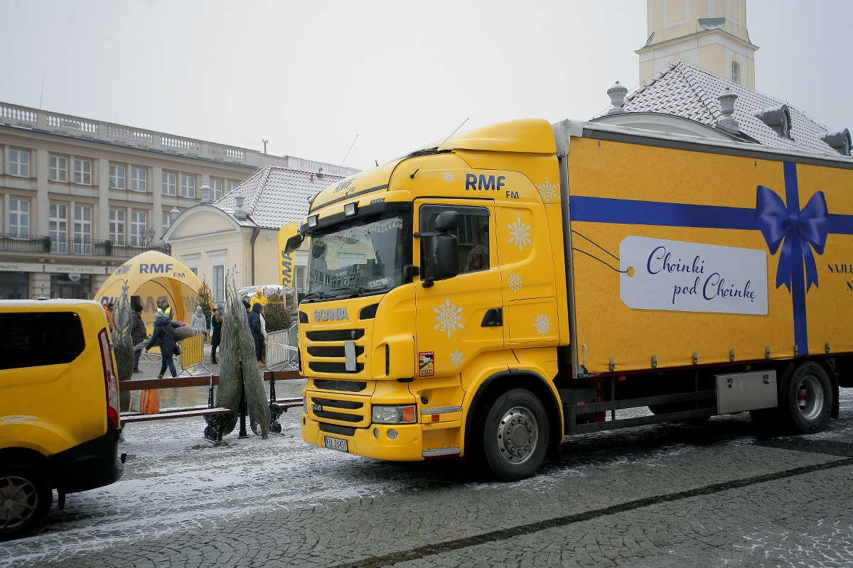 Nasz choinkowy konwój rozpoczął w poniedziałek podróż po Polsce. Odwiedziliśmy Zamość i Chełm, a dziś Białystok i Łomżę. 
