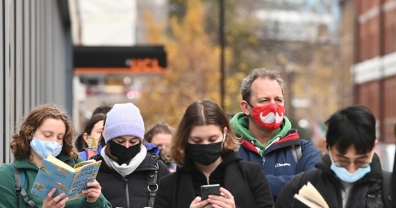 200 tys. zakażeń Omikronem tylko jednego dnia! To przepowiednia brytyjskich naukowców na podstawie dostępnych danych i analizy specyfiki nowego wariantu koronawirusa. Rzetelna informacja czy sianie paniki? 