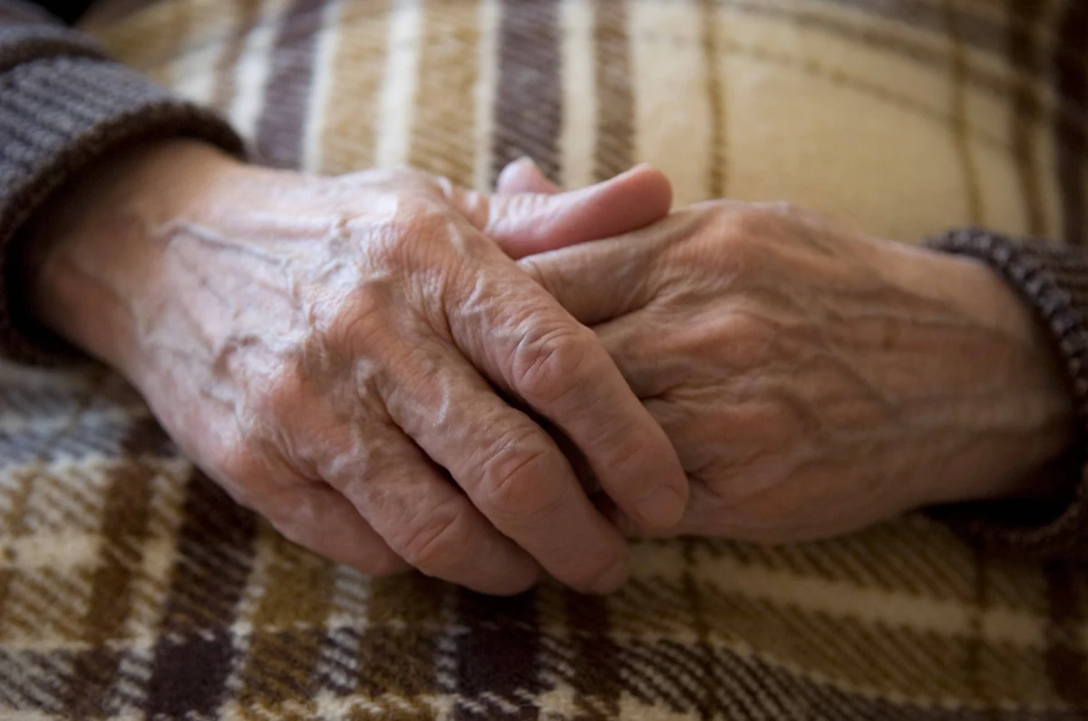 Prokuratura Rejonowa we Włodawie na Lubelszczyźnie zajmuje się sprawą 86-letniej kobiety porzuconej na pastwę losu. 10 listopada pracownicy opieki społecznej znaleźli seniorkę w opłakanym stanie. Była wygłodzona, wychłodzona, leżała w łóżku we własnych odchodach, w odleżynach zalęgły się robaki. Pogotowie przewiozło kobietę do szpitala, gdzie dwa tygodnie późnej zmarła.