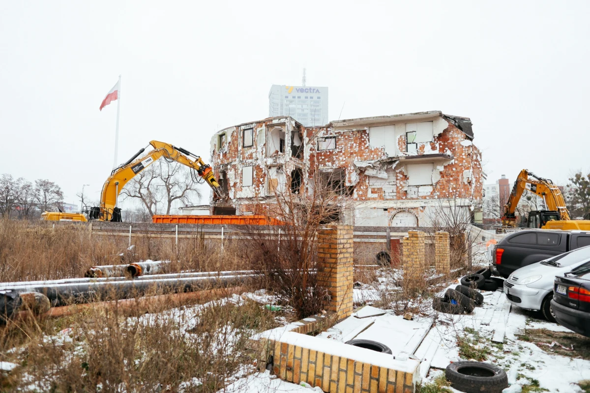 Ruszyły prace rozbiórkowe na działce przy ul. Okopowej 65, na której są pozostałości po "Czarnym Kocie" - najsłynniejszej warszawskiej samowoli budowlanej. W ciągu najbliższych dni na działkę wjedzie ciężki sprzęt.